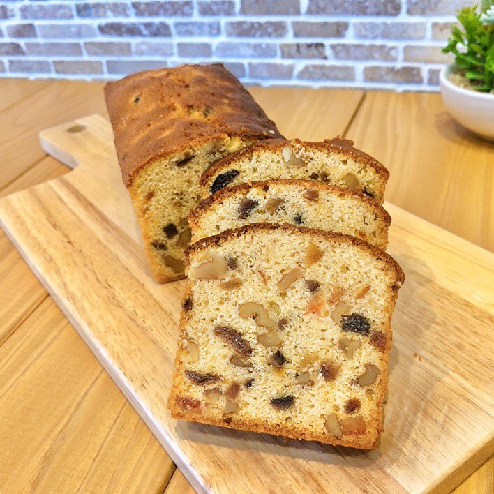 たっぷりのドライフルーツと胡桃の入ったパウンドケーキ　　　中身がゴロゴロ入っていて満足感◎のおやつです♬　　　