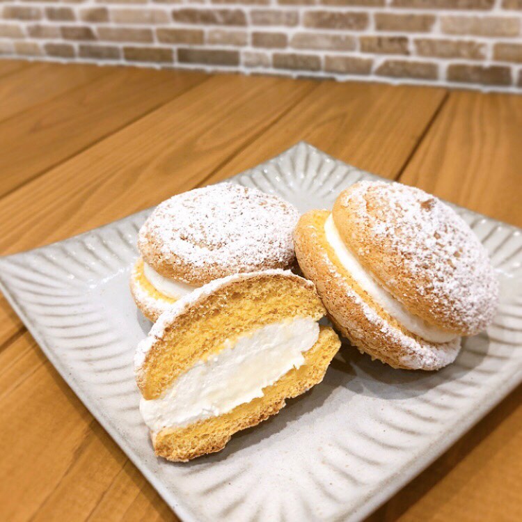 カマンベールクリーム&のび〜るチーズの入った、ふんわりブッセ♬　　のび〜るチーズが楽しくて子供達も大喜びです️　　※現在、試作中のため更に美味しくなる予定です！　　