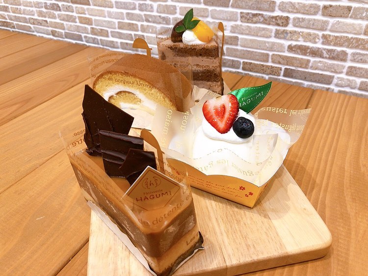 10月14日〜16日開催のオープニングセール【Ｂセット】の見本写真です　　　　Ｂセット(おすすめケーキ4種) ¥1,500　　　　写真手前から・キャラメルショコラ　・ふんわりレアチーズ・とちのきロール・マロンショコラ　　　　　とちのきロールは、生地も中のカスタードクリームも米粉でお作りしております^ ^　　　どれも人気の商品ばかりです！オープニングセールの3日間、毎日限定100セット販売予定です。