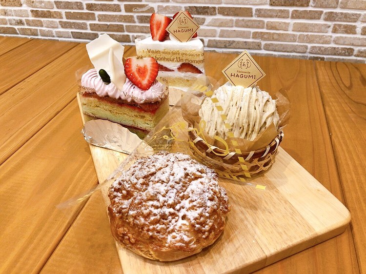 10月14日〜16日開催のオープニングセール【Ａセット】の見本です　　　Ａセット(定番ケーキ4種) ¥1,500　　　写真手前から、・はぐみシュー・和栗のモンブラン・ピスタチオルージュ・苺のショートケーキ　　　です♬　　　　大人気のシュークリームは、シュー生地もカスタードクリームも米粉でお作りしております️　　　　大人気の定番商品ばかりを集めたＡセットは、オープニングセールの3日間毎日限定200セット販売予定です。