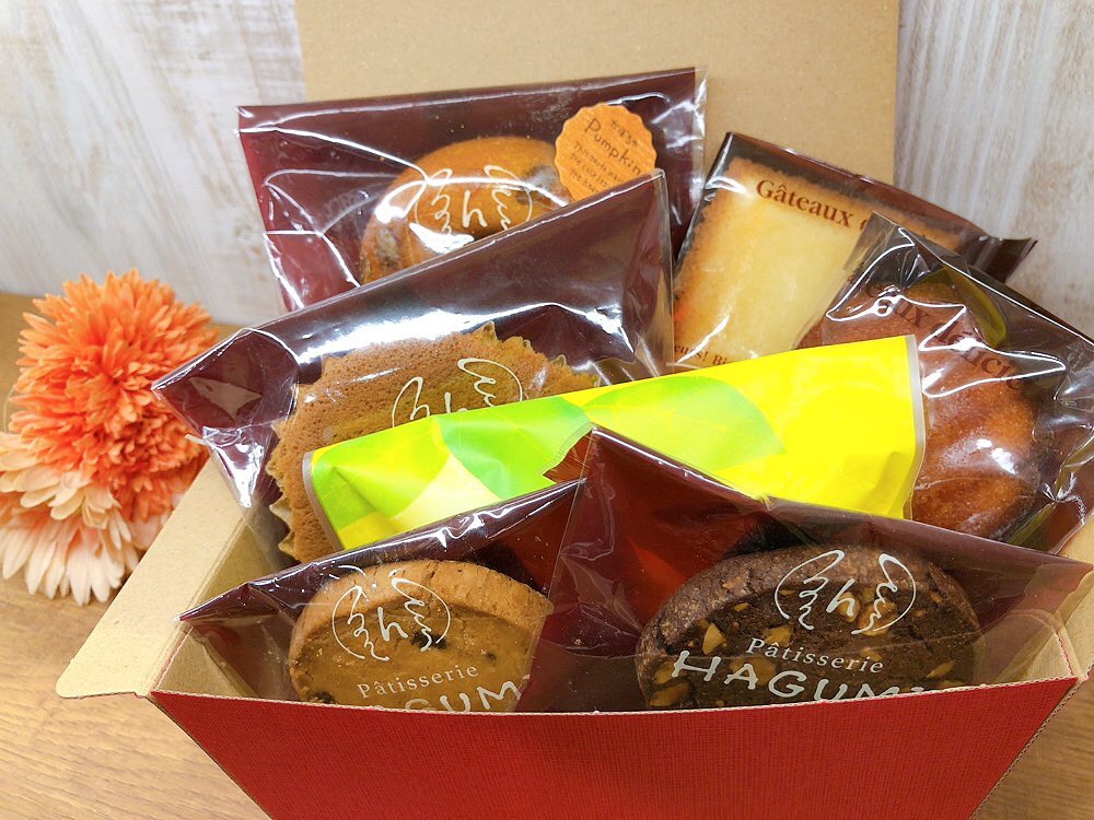 焼菓子セットの見本が完成しました！焼き菓子セット(焼き菓子6種入り) ¥1,000　　　写真左奥から・はぐみドーナツ・フィナンシェ・まつどれーぬ・マドレーヌ・檸檬ケーキ・クッキー2枚　　　です！　　　　※はぐみドーナツはプレーン・チョコチップ・かぼちゃのうち1種類をランダムで入れさせて頂きます。