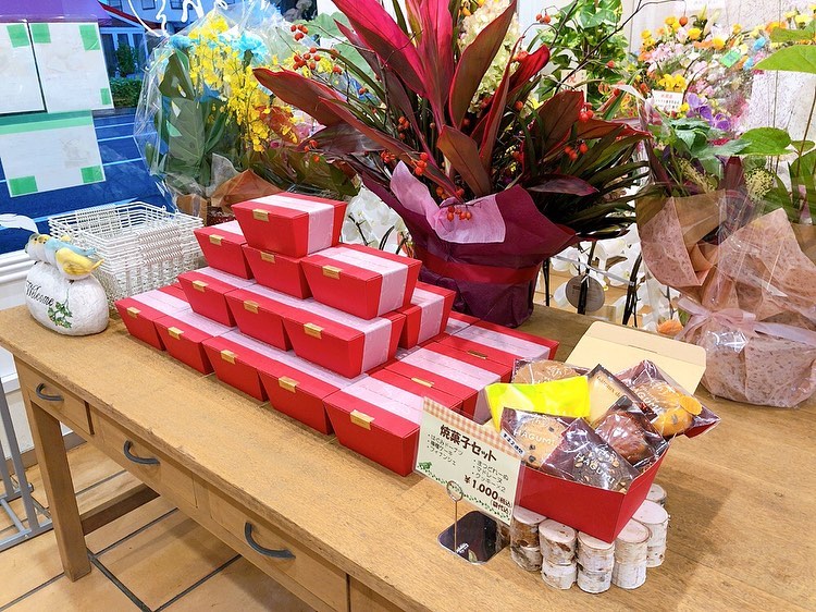 本日もオープニングセール開催しております♬　　　昨日はたくさんのお客様にご来店頂きありがとうございました！　　　昨日は16時ごろ全商品完売となってしまいましたが、本日はまだＡセットと焼き菓子セットをご用意いたしております　　　是非お試しくださいませ　　　
