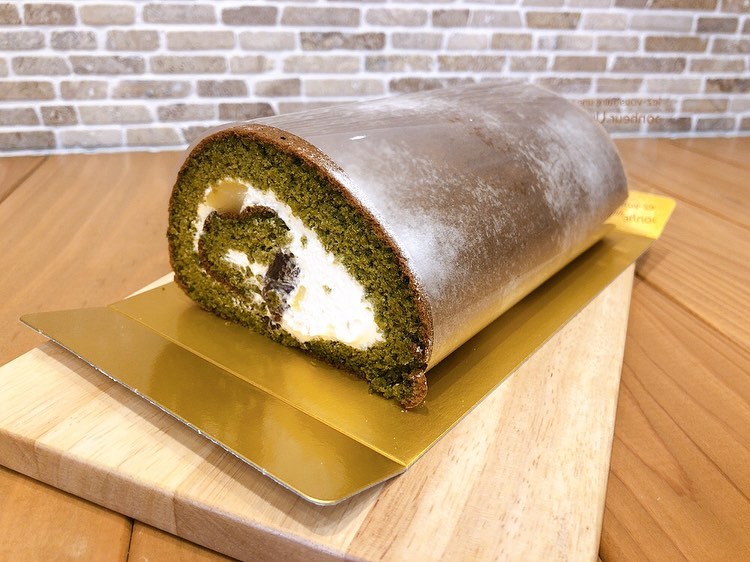 宇治抹茶のとちのきロール大人気のとちのきロールに抹茶味が新登場☆　　　宇治抹茶をたっぷり入れたロール生地に粒餡と栗の甘露煮更に生クリームを巻き込みました！　　　抹茶のほろ苦さにクリームと餡子の甘味が絶妙にマッチします♡　　　是非お試しください♬　　　