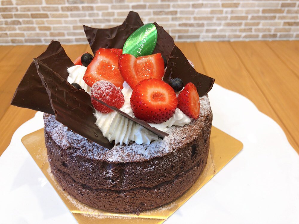甘さ控えめのふわふわガトーショコラは、ホールケーキもございます♬　　　最近、有難いことに沢山のお客様からホールケーキのラインナップを尋ねていただくことが増えました　　　そこで、現在ラインナップが一目で分かる一覧表を作成中です！　　　作成出来次第UPさせて頂きますので今しばらくお待ちくださいませ！　　　勿論、店頭またはお電話でお問い合わせ頂けましたらご説明させて頂きます！^ ^　　　お気軽にお問い合わせくださいませ　　　