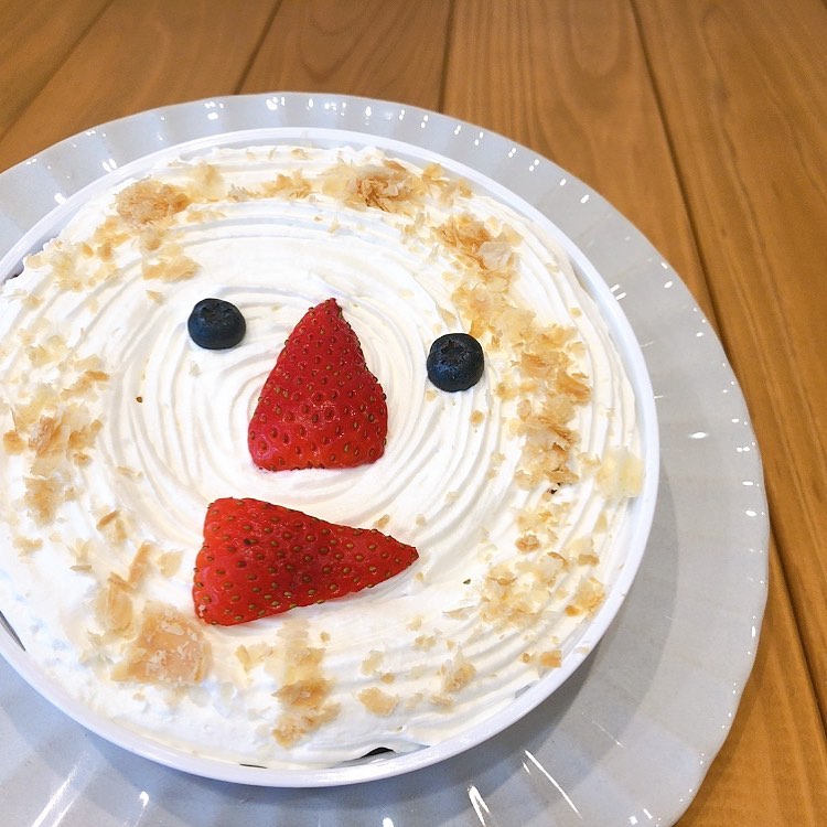 隠れた人気商品、みうちゃんのおべんとう　　　ロールケーキやチーズケーキ、パウンドケーキ、ガトーショコラなどなど色んなケーキの切れ端に生クリームやフルーツを飾ってお弁当風に仕上げました☆　　　お店に出すとすぐに完売してしまうので、出会えた方はラッキーかも…！？　　　是非お試しください♬　　　