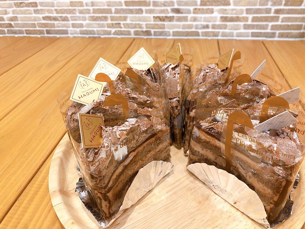ショコラショコラ昨日から出ています　　　アーモンド風味のしっとりスポンジにチョコ生クリームを交互にサンドし、チョココーティング、削りチョコで飾りました♬　　　チョコ好きさんにオススメのチョコ三昧ケーキ是非お試しください　　　