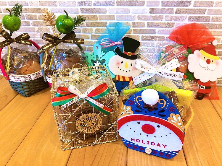 クリスマスギフトも出ております♡　　　　2枚目から順番に、　　　　　♡ゆるメリ巾着♡・クッキー2枚・ドーナツ　　　　　キラキラワイヤーボックス・まつどれーぬ・パウンドケーキ・クッキー・ドーナツ　　　　️ゆきだるまフェルト️・檸檬ケーキ・クッキー・マドレーヌ　　　　クリスマスミニバスケット・ドーナツ・マドレーヌ・クッキー　　　　クッキー、ドーナツのお味はランダムでお入れしております。