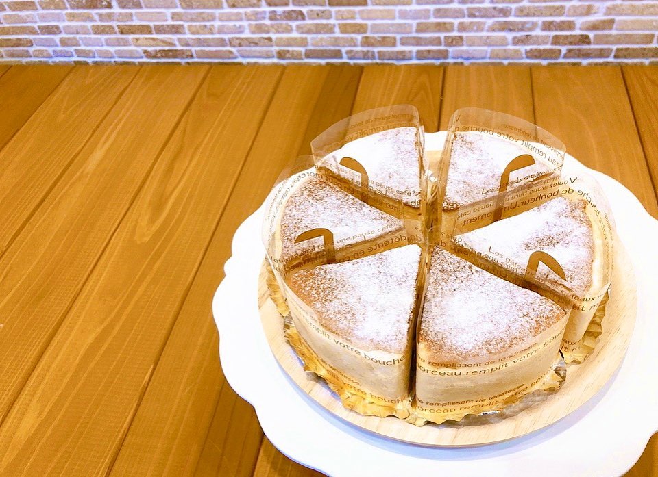 チーズスフレクワトロフロマージュのカットが本日から出ています　　　　軽い食感で1カットペロリと食べられちゃう！ふわふわチーズスフレ?是非お試しください♬　　　　