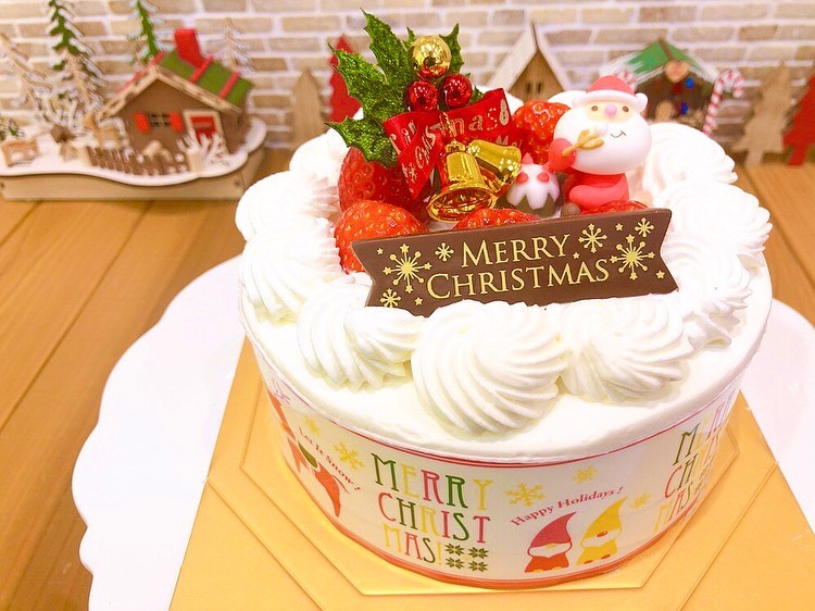 昨日からクリスマスショートも店頭にて販売しております　　　　また、クリスマスケーキのご予約は本日まで受け付けております♬店頭にてご予約ください　　　　本日までの期間に2,000円以上お買い上げ頂いたお客様には来年1月1日〜3日にご利用頂けるお正月くじ引きチケットをお渡ししております♪　　　　ご来店お待ちしております　　　　※クリスマスケーキのご予約は当日の混雑を避けるため前払い制とさせて頂いております。