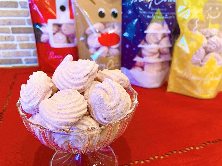 さっくさくの苺メレンゲをクリスマスパッケージに詰めました☆　　　　ちょっとしたプレゼントにいかがでしょうか？　　　　