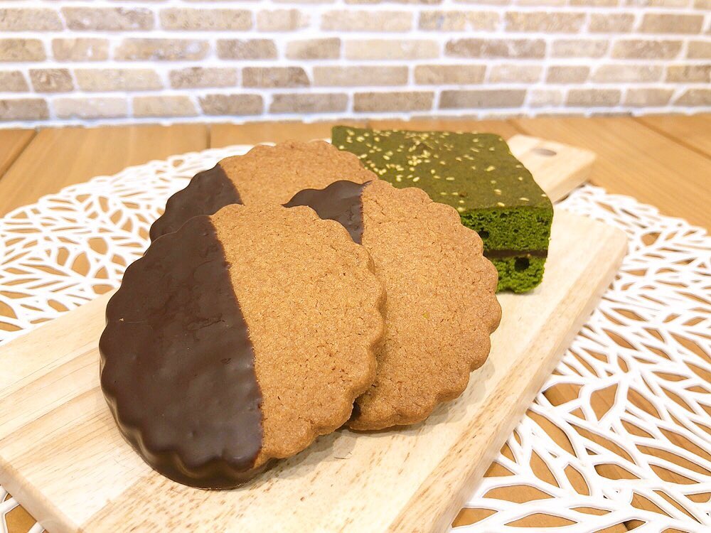 スペキュロスショコラ期間限定で昨日から出ています♬　　　　オレンジ、シナモンの香るザクっとした食感のビスケットにチョコレートをコーティング　　　　ベルギー伝統菓子のスペキュロスを食べやすく仕上げました^ ^　　　　　　後ろに見えている抹茶ブラウニーも只今試作中ですお楽しみに♡　　　　　