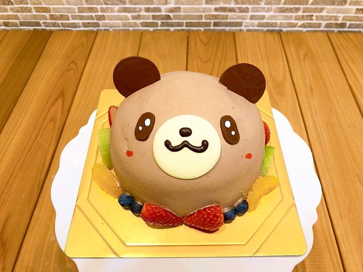 アニマルデコレーション?も承っております♬　　　　写真はくま?とウサギです　　　　　こちらは本日、店頭にもお出ししております　　　　　その他の動物もお気軽にご相談ください♬　　　　※通常はアニマルデコレーションケーキは3日前までのご予約にて承っております　　　　