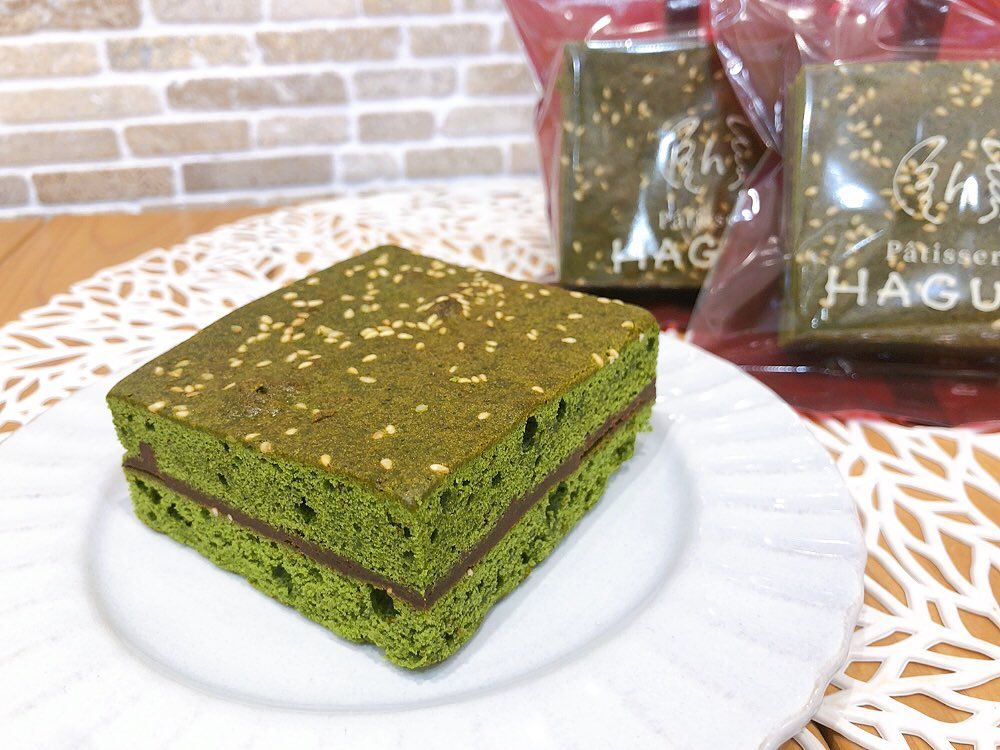 濃茶ブラウニーも期間限定で販売中です♬　　　　　京都の老舗「堀田勝太郎商店」の最高級宇治抹茶をたっぷり使い焼き上げたブラウニーです♪　　　　アクセントにビターチョコレートのガナッシュをサンドしました　　　　　濃厚なのにパクパク食べられちゃう特製ブラウニー是非お試しください♡　　　　