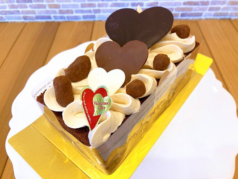 昨日から、期間限定でバレンタインショコラサンドが販売中です♬　　　　しっとりしたチョコスポンジに濃厚チョコクリームをサンドし上にキャラメルクリームを絞りました♬　　　　上にはハートチョコを飾って可愛く仕上げました　　　　バレンタイン限定商品ですので是非お試しください　　　　　