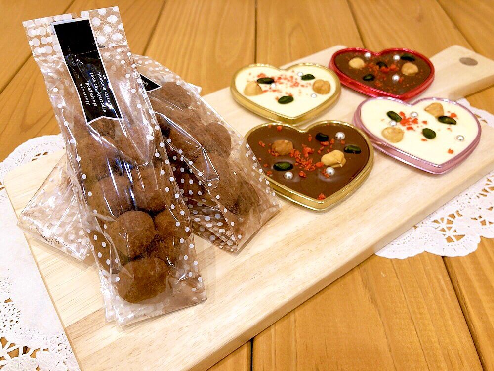 ノワゼットショコラ先日から販売しております♬　　　　　ローストしたヘーゼルナッツをキャラメリゼし何度もチョコレートをコーティングして最後にココアをまぶしました　　　　　　　　　