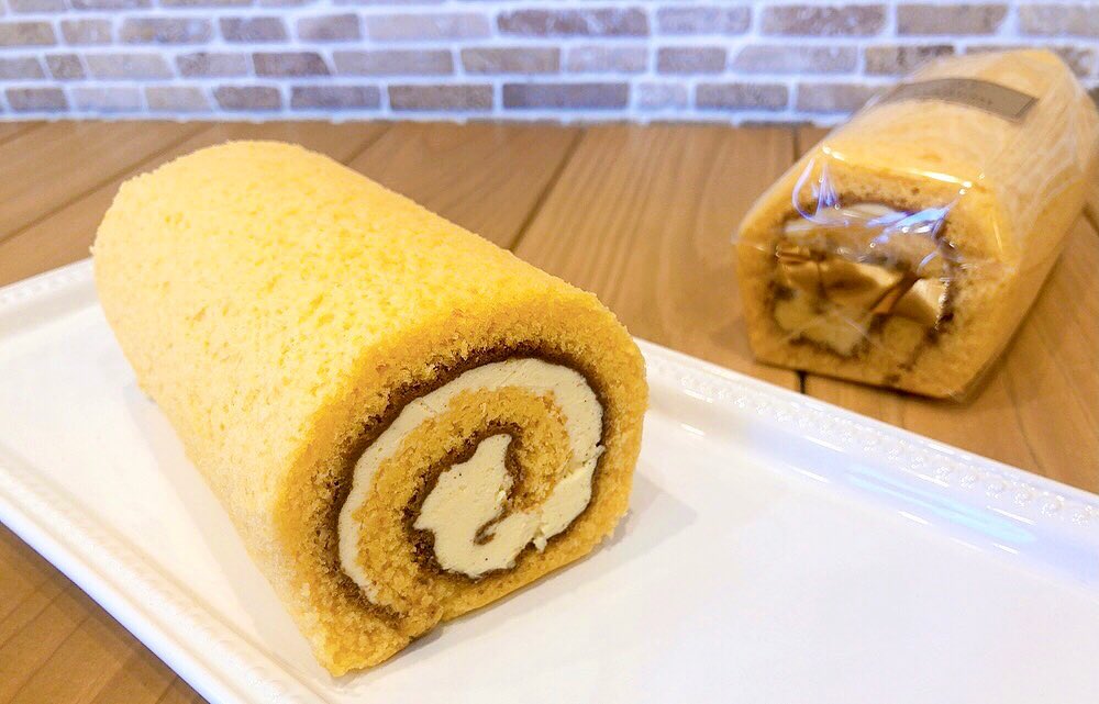 スイスロール(バニラ)本日から販売しております♬　　　　しっとりと風味豊かな味わいの卵黄とアーモンドをふんだんに使用した米粉スポンジでコクのあるバニラ風味のバタークリームを巻きました　　　　馴染み深い味わいをさらに美味しく食べやすく仕上げたスイスロール、是非お試しください♡　　　　お日持ちは要冷蔵で3日間です。