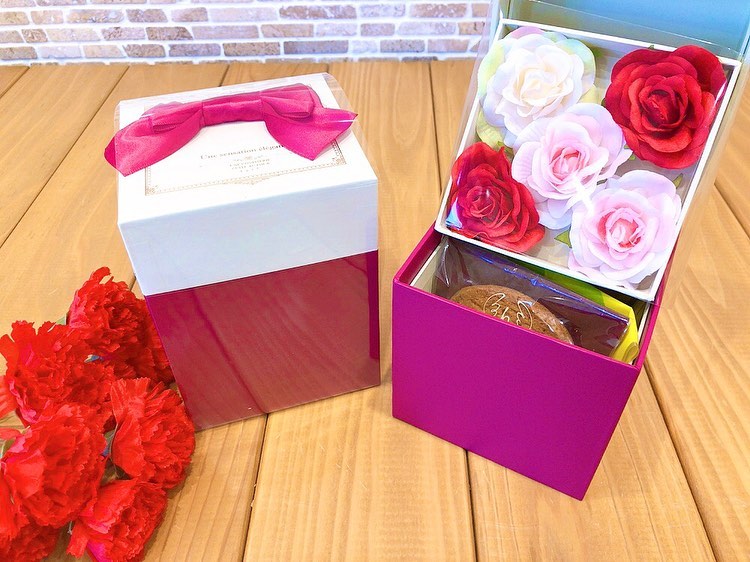 母の日ギフトも少しずつご用意しています      写真1枚目は上品な箱の中に造花と焼き菓子が入ったとっても可愛いフラワーボックス      2枚目は真っ赤なオーバル箱にカーネーションを添えたカーネーションボックスです♬     母の日でなくても貰って絶対嬉しい可愛いギフトに仕上がっています♡    日頃の感謝を込めたプレゼントに、ちょっとした自分へのご褒美に、是非ご利用下さい    ※本日、明日はお店はお休みです♀️※4/22(木)からまた営業しておりますのでご来店お待ちしております♬