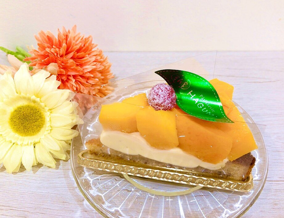 マンゴータルト本日から出ています 甘酸っぱいフランボワーズジャムを乗せた香ばしいタルトの上に贅沢にフレッシュマンゴーを飾りました☆ 期間限定のマンゴータルト、是非お試しください♬