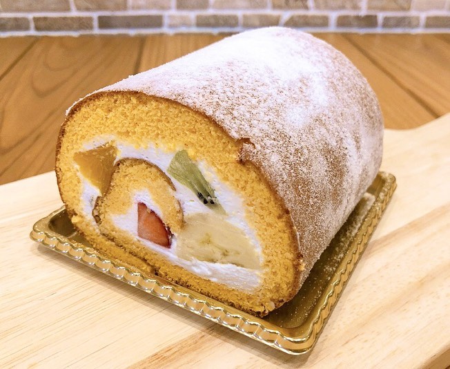 本日、明日は【ロールの日】3種類の限定ロールケーキを全て660円(税込)で販売いたします♡ サイズはカットの生ロール2個分の大きさです！食べやすいサイズ感なので、2種類、3種類ご予約くださる方も是非お家で食べ比べてみてくださいね♬ 本日、明日は店頭でも販売しております? お電話でお取置きも可能ですので、お気軽にご相談下さい♬
