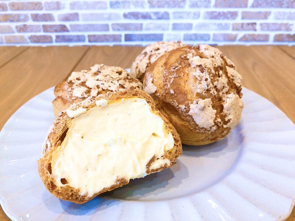 はぐみシューリニューアルして先日から出ています♬ 米粉100%でお作りしたシュー皮にアーモンド入りのクロッカン生地を乗せてカリッと焼き上げました☆ 中には米粉でお作りした軽やかな甘さのカスタードクリームがたっぷり詰まっています♡ クリームたっぷりなのにあっさりしていてペロッと食べられちゃう 更に美味しくなった!!とスタッフの間でも大人気のシュークリーム是非ご賞味ください