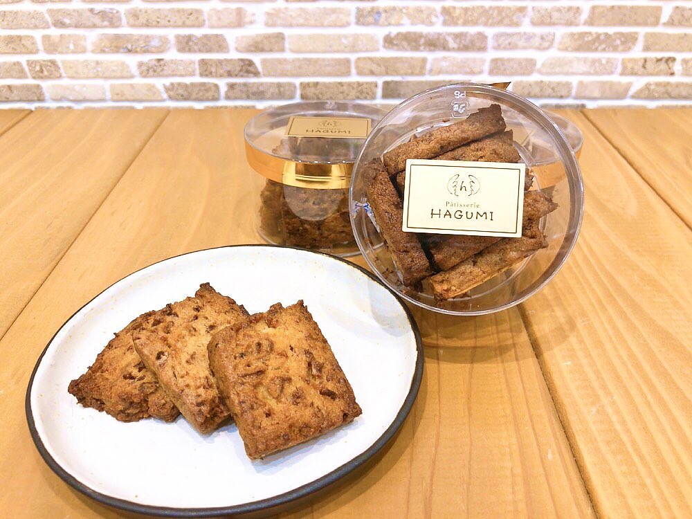 おつまみシリーズ第二弾!【オニオンクッキー?】新しく出ています♬ 甘さ控えめのフライドオニオンとエダムチーズの香りがクセになる、大人のおつまみクッキーです? おつまみチーズパイに負けず劣らずビールが進むこちらの一品 ほんのり甘さもあるのでお子様のおやつにもピッタリです♀️ 父の日のプレゼントにも是非♡