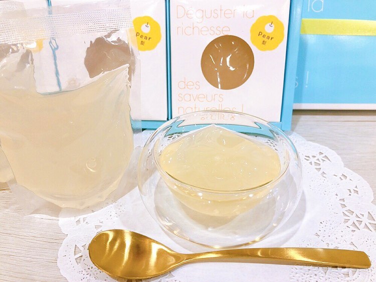 本日は、お店はお休みです‍♀️明日からまた営業しておりますので、ご来店お待ちしております️ 写真は、フルーツゼリーに新しく仲間入りした梨ゼリーです♬ 千葉県産の梨のピューレを贅沢に使用した香り豊かな梨ゼリーが出来上がりました♡ おやつに、お手土産に、ご贈答にもオススメですバラ売りはもちろん、3個入、6個入、9個入の箱入りもご用意できます ラッピングはリボンと包装紙(＋50円)の2種類ございますので、お気軽にお申し付けください(包装紙ラッピングは少しお時間を頂きます) その他、フルーツゼリーは・オレンジ・桃・巨峰・グレープフルーツ・青りんご・マンゴー?の6種類のお味があります これからの季節にぴったりのフルーツゼリー是非ご利用ください♬