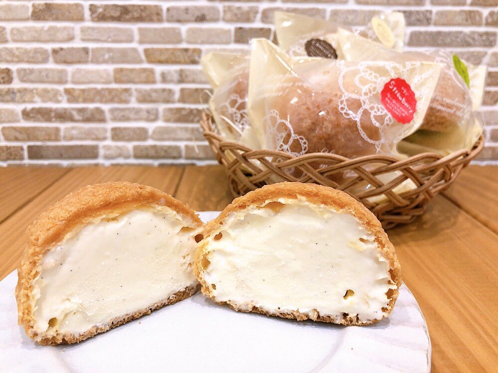 本日、明日はお店はお休みです♀️7/15(木)からまた営業してますので、ご来店お待ちしております! 写真は暑い季節にぴったりのシューアイス クッキー生地をのせて焼き上げたシュー皮に濃厚なアイスクリームを詰めました♡ お味はバニラいちご抹茶チョコレートの4種類♬ 暑い日のおやつに是非♡※ドライアイスのご用意はございません。