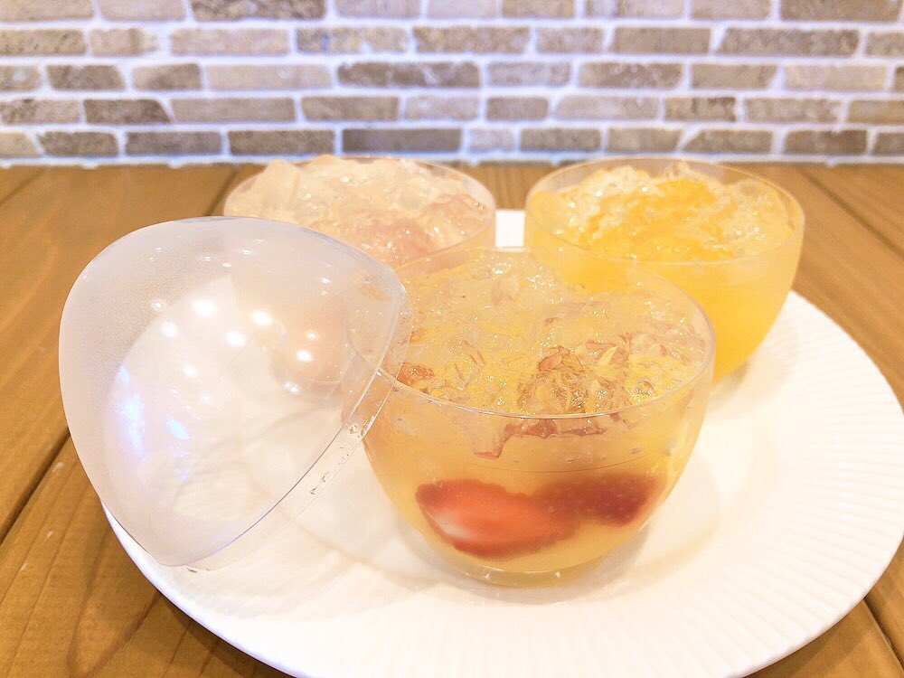 本日から ぷるぷるフルーツゼリー3種出ています お味はいちご パインもも マンゴーの3種類 3種類とも プルプル食感のレモンゼリーの中にフレッシュフルーツを閉じ込めました ショーケースも一気に爽やかな見た目に お好きなフルーツのゼリーを是非お楽しみください