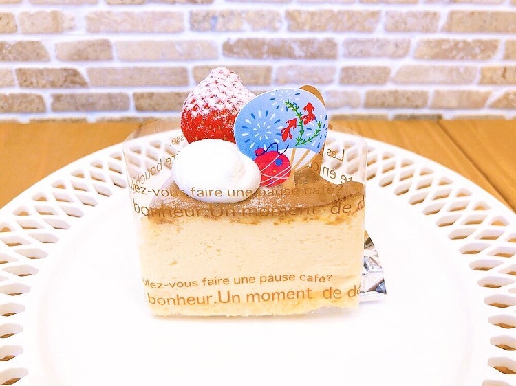 カットのスフレチーズケーキ 昨日から登場しています 北海道クリームチーズにエダムチーズを加え焼き上げたスフレチーズケーキ シュワッと溶ける軽い口溶けと優しい食感で夏でもぺろりと食べられちゃいます ホールケーキもご用意しています チーズケーキ好きさんは是非