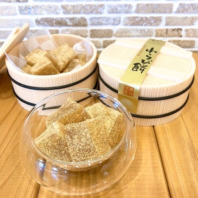 パティシエの生わらび餅リニューアルして先日から復活しております よりなめらかな生食感になり 和三盆糖で甘さを加えた黒豆きなこをまぶして仕上げました 今回の生わらび餅も大好評で 昨日も売り切れてしまった人気商品です 数に限りがございますので 見つけたら