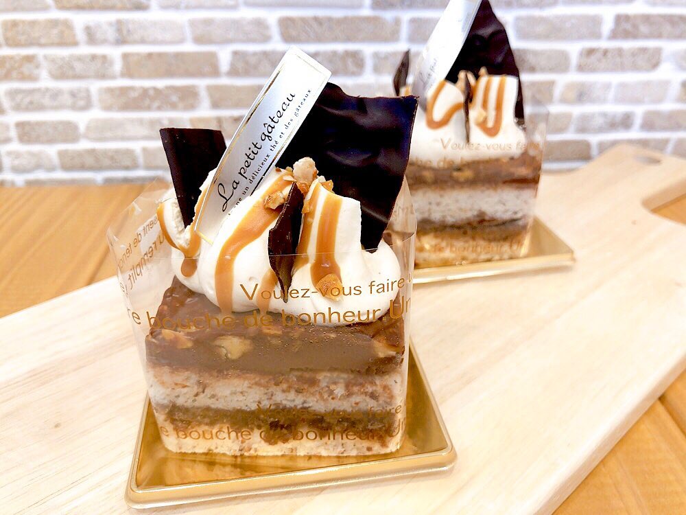 夏季休暇を頂きありがとうございました！本日から営業しておりますので、ご来店お待ちしております 写真は、少し前から出ている新作キャラメルナッツです♬ ヘーゼルナッツのダックワーズでクランチチョコ、プラリネガナッシュをサンドし、上にはキャラメルクリーム、キャラメルソース、チョコレートを飾りました♡ 間違いない組み合わせの絶対美味しい新作ケーキです 是非お試しください♬