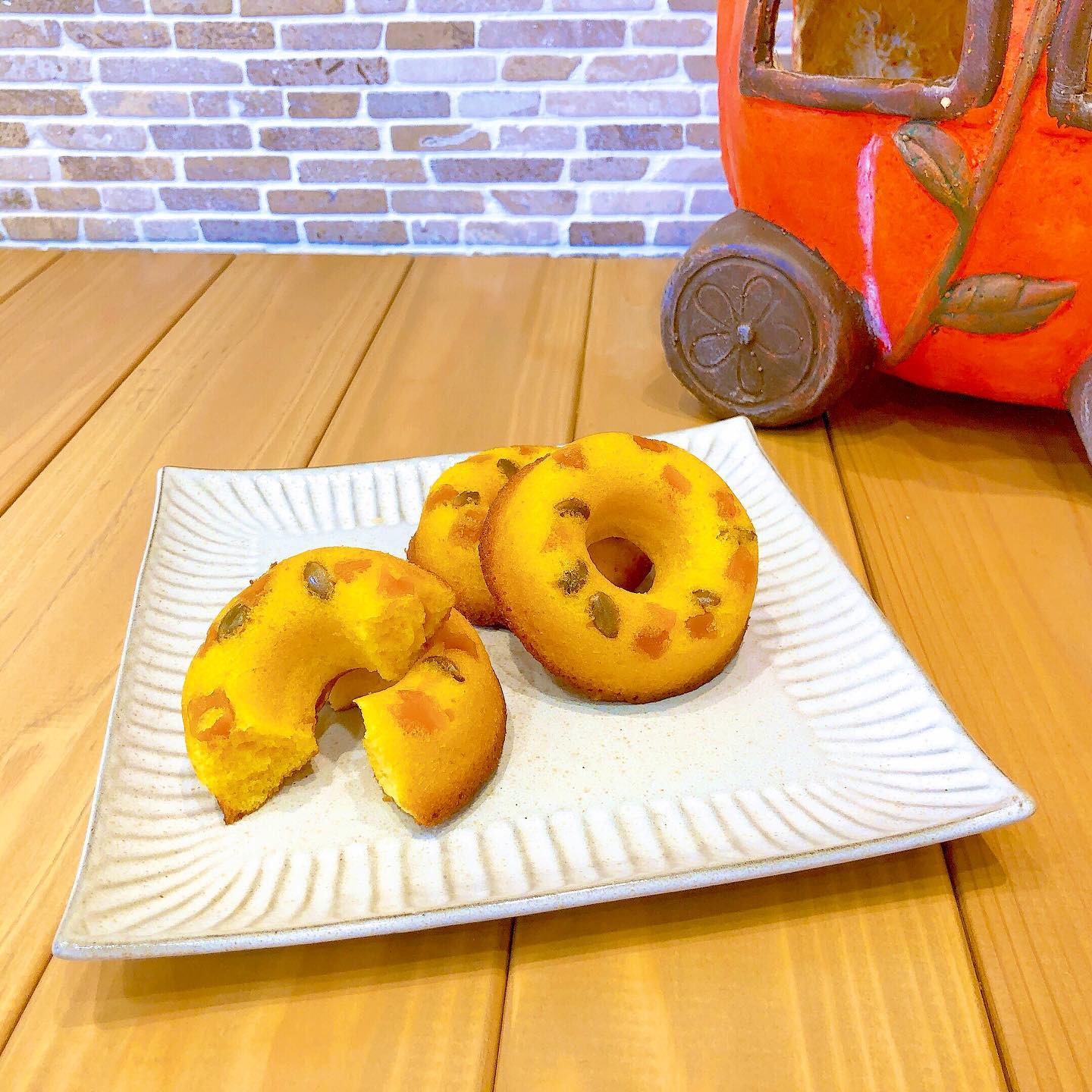 本日はお休みを頂いております♀️9月16日(木)からまた営業していますので、ご来店お待ちしております! 写真は大人気のかぼちゃドーナツ夏期限定のレモンティードーナツがもう少しで終了し、新しくかぼちゃドーナツが販売になります♬(それに伴い、ドーナツ5個入り、10個入りの中身もレモンティーからかぼちゃドーナツに変更しております!) 去年も販売していて大人気だったかぼちゃドーナツ♡今年も是非お召し上がり下さい #季節限定 #かぼちゃドーナツ #かぼちゃ #ドーナツ #焼きドーナツ #秋の味覚 #松戸 #松戸市 #パティスリーはぐみ #パティスリーハグミ