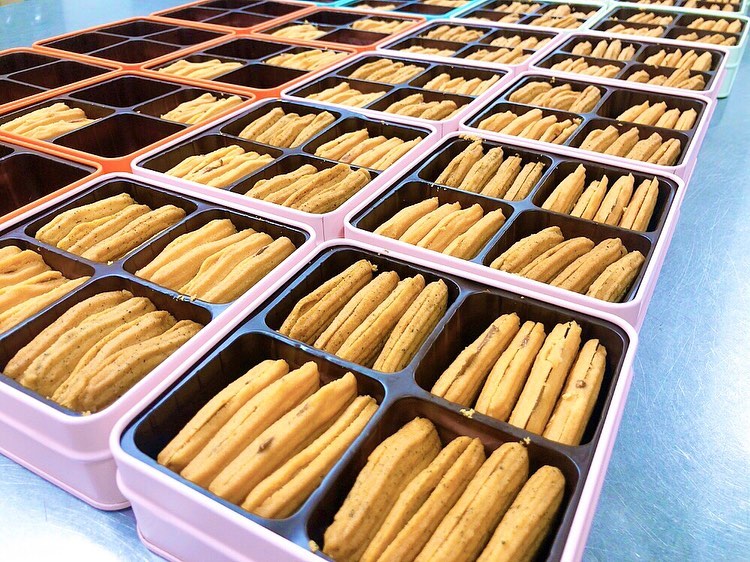 いよいよ明日から3日間は1周年感謝祭です!今も着々と明日の準備を進めています️ 写真は1周年記念クッキー缶の包装作業の一コマ♬ シェフがこだわってギリギリまで試作していたため、ただいま急ピッチでお作りしております 発酵バターとアーモンドの香り豊かなラングドシャ(プレーン&紅茶)にミルクとブラック2種類のジャンドゥージャをサンドして仕上げました♡ シェフの想いとこだわりがぎっしり詰まったクッキー缶お楽しみに