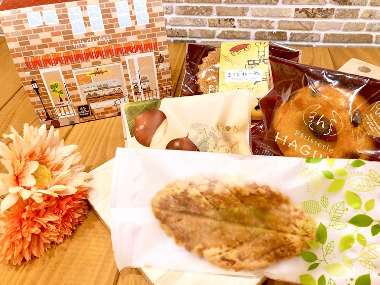 1周年記念感謝祭でプレゼントする【秋の焼き菓子4点セット】を入れるオリジナルBOXのお披露目です なんと、パティスリーHAGUMIのお店をそのまま再現した可愛いBOXをオリジナルで作って頂きました 外観は勿論そっくりですが、店内の照明や観葉植物、机と椅子や焼菓子詰合せまで…!とっても細かく再現していて、お店に来て見比べて頂くと感動すると思います プレゼントの焼菓子4点セットの中身は、リーフパイマロンケーキはぐみドーナツ(お味はランダムです)?まつどれーぬの4種類!! 10月15日(金)、17日(日)に1,000円以上お会計の先着30組様にプレゼントです 1周年感謝祭まで後少し…皆様のご来店を心よりお待ちしております️