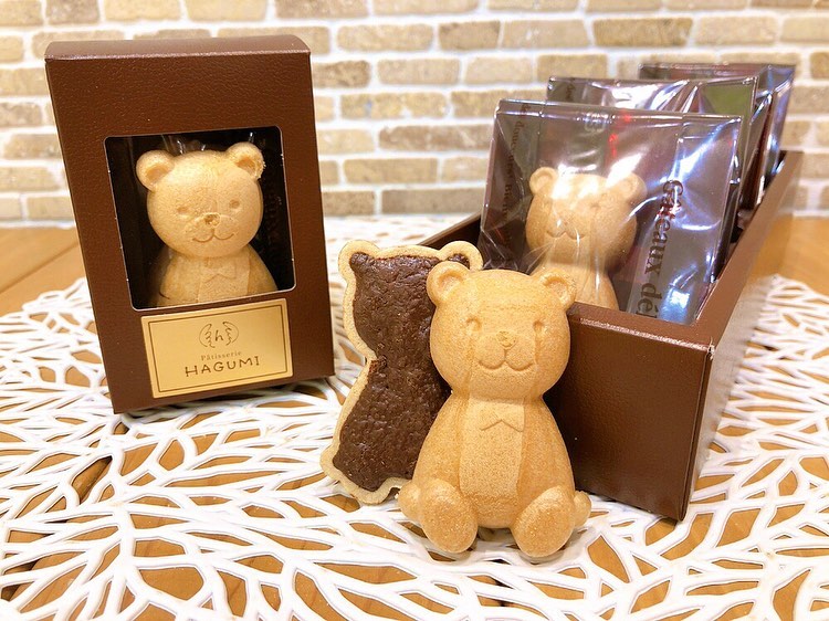 ?くまチョコもなか?今年も期間限定で本日から出ています♡ この愛くるしい見た目と中のサクサク焼きチョコの美味しさで去年も大人気だった?くまチョコもなか? 今年も単品と3個入りをご用意しており、それぞれお日もち2週間です  恵方巻きロールのご予約も受付中です♬お電話、もしくは店頭にてお気軽にお問い合わせください️