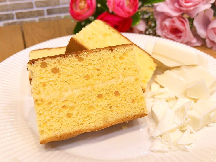 ホワイトショコラサンド先日から販売しております♬ ホワイトチョコレートを練り込んだしっとりスポンジにオレンジ風味のホワイトチョコガナッシュをサンドしてリッチなチョコサンドに仕上げました♡ ショコラサンドと共に人気で一緒に購入される方も多くいらっしゃいます♡ お日もちは要冷蔵5日間。