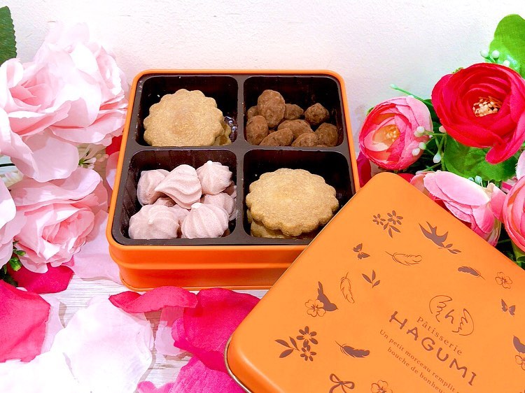 バレンタイン限定クッキー缶近々販売予定です♡ 中身は★サブレ★アマンドショコラ★ベリーのメレンゲの3種類♬ ああでもない、こうでもない、と悩んで悩んで出来上がったとっておきのクッキー缶です おやつにもお手土産にもギフトにも喜ばれる美味しいが詰まった特製クッキー缶♡ お色は前回同様★はぐみカラーのオレンジ★ミントブルー★ピンク★クリーム色の4種類！ はぐみのロゴ入りの可愛い缶です?  また、恵方巻きロールも昨日から店頭販売しています 苺が丸々入った美味しい恵方巻きロール♡昨日は完売でした 節分当日限定の鬼シューも販売しますのでお楽しみに♬