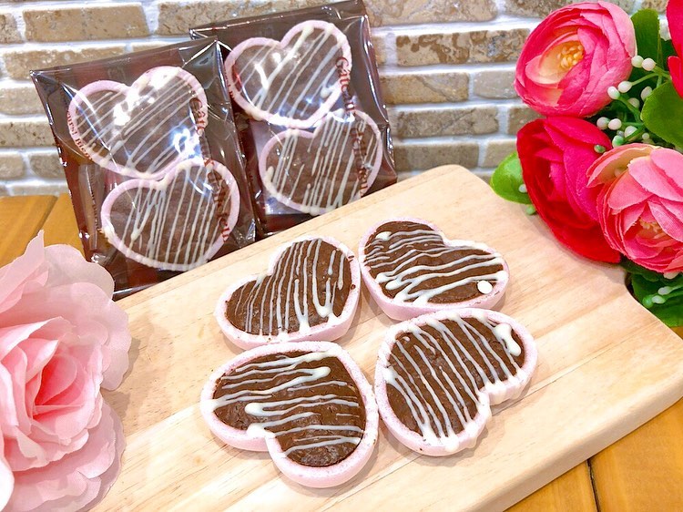 本日から期間限定で️ハートチョコもなか️販売しています♬ ハート型の可愛いモナカにライスパフチョコを詰めてサクサクに焼き上げ、ホワイトチョコで飾りました とっても可愛くてプレゼントにもぴったりです♡