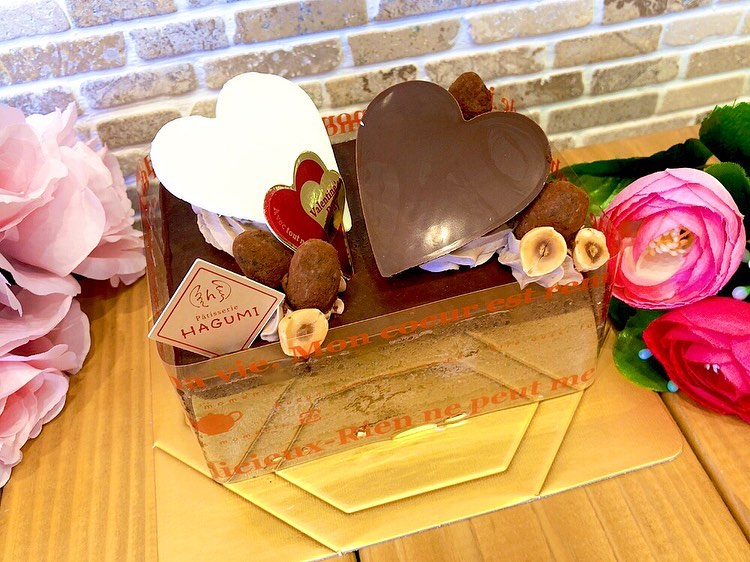 本日からバレンタインデーまでの期間限定で、♡デリスショコラ♡苺のタルト♡苺チョコシュー出ています デリスショコラは、しっとりとしたチョコスポンジにエクアドル産カカオを使用した濃厚なチョコガナッシュを何層にも重ねハートチョコで可愛く飾りました♬2〜3名様でお召し上がり頂ける4号サイズとカットケーキの両方ご用意しております♡ 苺のタルトは通常カットのみお出ししている大人気のたっぷり苺のタルトをホールケーキに仕上げました 苺チョコシューは、チョコレートのシュー生地にカスタードクリームと特製チョコ生クリームをたっぷり絞り、苺で飾りました どれもバレンタインにぴったりの限定ケーキです♡この機会に是非