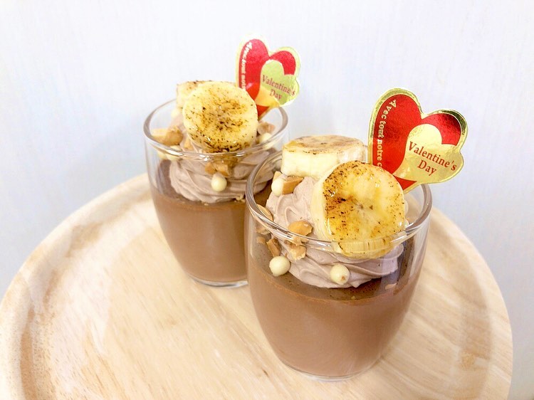 バレンタイン限定でブリュレショコラと苺ロール出ています♬ ブリュレショコラは濃厚なチョコレートブリュレにチョコクリームとバナナを飾りました♡ 苺ロールはふんわりスポンジに生クリームと苺を巻き、苺クリームと苺で飾りました どちらもとっても可愛くてバレンタインにぴったりのケーキです