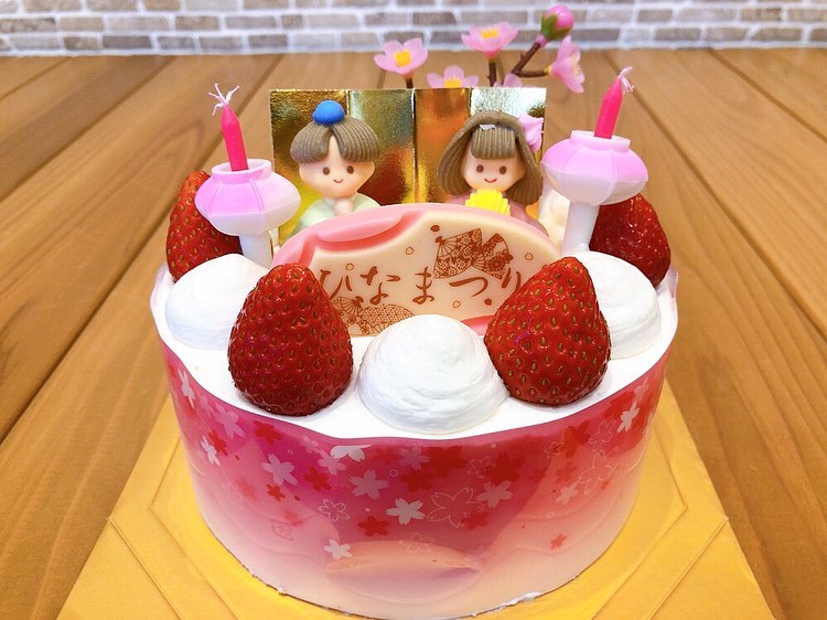 【ひなまつりケーキのご案内】今年もひな祭り限定ケーキ販売いたします♬ 今年はひな祭りデコレーションひな祭りロールお雛様ドールの3種類をご用意！ 店頭販売は3月2日(水)3日(木)の予定ですが、週末にご希望の場合はお電話もしくは店頭にてお気軽にご相談ください ※お雛様ドールは限定数の販売となります。