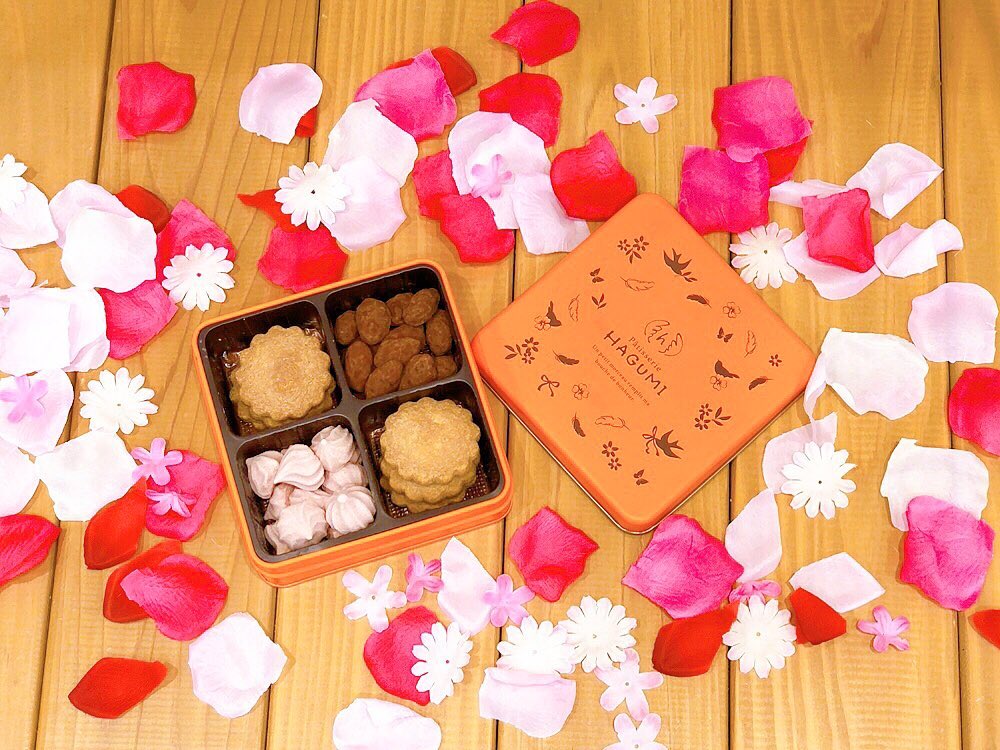 本日、明日はお店はお休みです‍♀️2月18日(金)からまた営業しておりますので、ご来店お待ちしております 写真は期間限定のクッキー缶です♡アマンドショコラバターサブレベリーのメレンゲの3種類が1缶で一度に楽しめちゃう！とっても贅沢なクッキー缶おやつに、お手土産にもぴったりです♡ ひな祭りのご予約も休み明けから開始になりますので、またご案内させて頂きますね