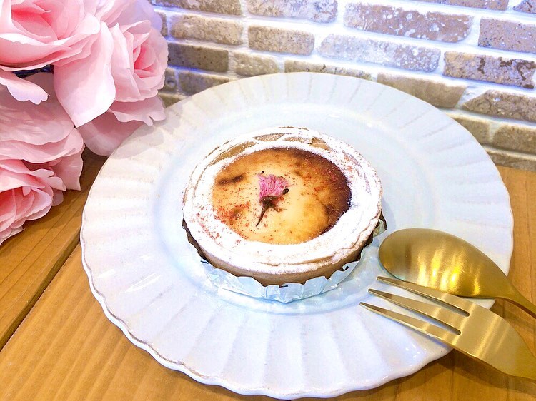 先日から新しく桜チーズタルト出ています ふんわり桜の香り漂うクリーミーなチーズタルトです♡ 桜味が苦手なスタッフもこれは美味しい！！と大絶賛? 一足早く春の訪れを感じてみてはいかがでしょうか？ ひな祭りケーキのご予約も受付中ですお子様の健やかなご成長のお祝いに是非