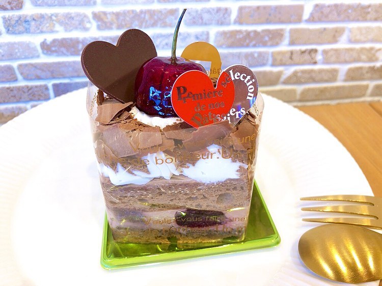 昨年も大人気だったフォレノワール復活しています♡ しっとりふんわりチョコスポンジに、ダークチェリーのコンポートとなめらかなチョコクリームをサンドしました♡ 冬だけの限定商品のため、見かけた際は是非 ひな祭りケーキも引き続きご予約受付中です26日(土)27日(日)のご予約も可能ですのでお気軽にお問い合わせください 明日はお店はお休みです。