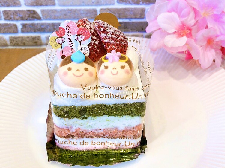 本日、明日ひなまつりショート販売しております 抹茶スポンジと苺スポンジの間に生クリームとフランボワーズジャムをサンドしお雛様をのせて可愛く仕上げました 本日、ひなまつりロールも現在店頭にございます♬ ひな祭り当日のご予約もまだまだ受付中です♬お電話もしくは店頭にてお気軽にお問い合わせください