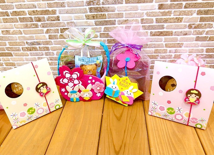明日はひな祭りですね店頭では、ひな祭りにぴったりの可愛いギフトもご用意しております♡ 2枚目のお写真から順番にうさひなフェルト　・ベア　・黒豆ケーキ　・クッキー×2枚 ひなまつり巾着　・ドーナツ　・クッキー×2枚 ひなまつりペーパーBOX　・マドレーヌ　・クッキー×2枚 となっております? ケーキは勿論、ギフトでお祝いも素敵ですね お子様の健やかなご成長のお祝いに是非