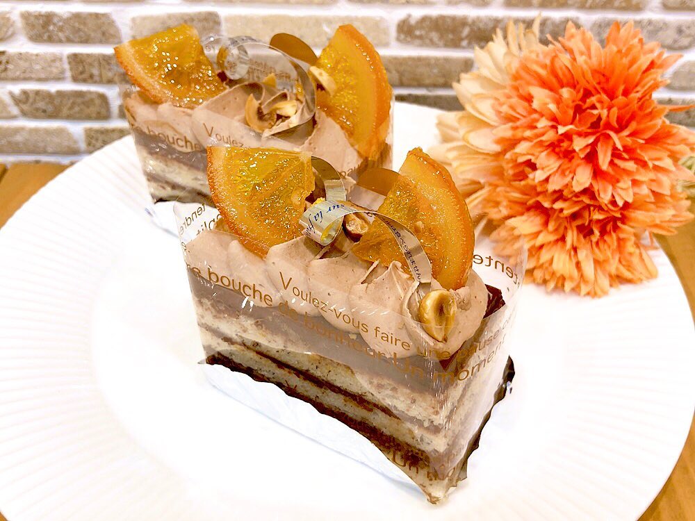 新しくプラリネオランジュ出ています♬ オレンジ風味のヘーゼルナッツのダックワーズにクランチチョコ、プラリネガナッシュをサンドし、チョコクリームを飾りました ザクザクとした食感が楽しいチョコレートケーキです♡是非お試しください