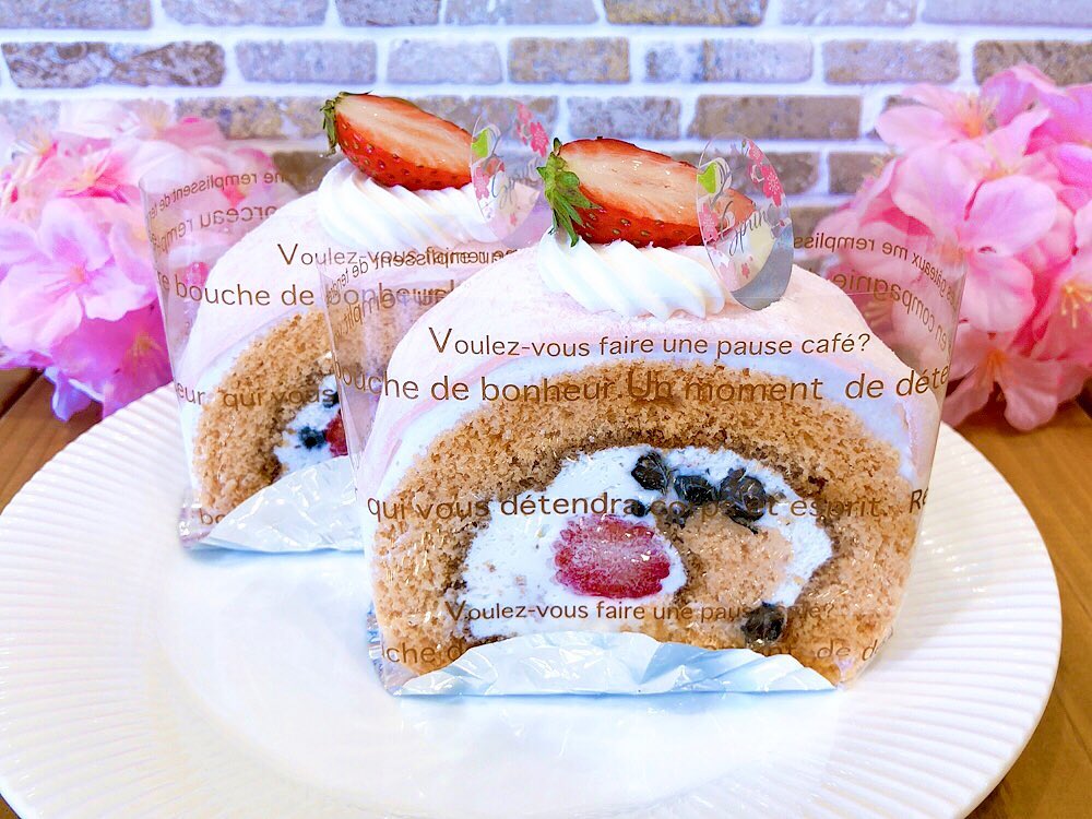 桜もちロール新しく出ています♬ ふんわり焼き上げた桜風味のスポンジに生クリーム、丸ごと苺、丹波黒豆を巻き上にモチモチの求肥を重ねました 季節の苺と桜を組み合わせた春らしい和スイーツです?是非お試しください♡