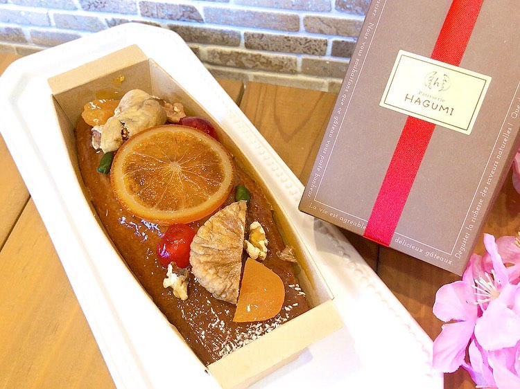 ケークフリュイ＆ケークショコラ期間限定で登場しています ケークフリュイは、シナモン香るしっとりパウンドにナッツとドライフルーツを練り込みアプリコットジャムとドライフルーツで飾りました ケークショコラは、しっとりチョコパウンドに愛媛県産のオレンジ、柚子、河内晩柑のドライフルーツとチョコチップを練り込み、更に上にもチョコレートで飾りました どちらも1本食べても重くならないようしっとりふんわり軽めに仕上げているのでとっても贅沢なのにパクパク食べられちゃいます? 1本でしっかりギフトにもなるお洒落なケイクおやつにお手土産にどうぞ