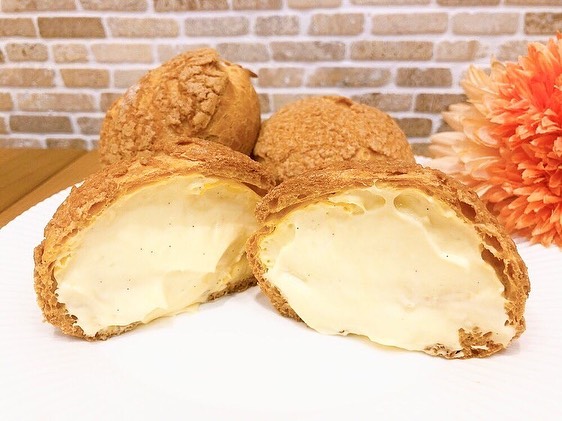 ★4月イベントのお知らせ★4月から毎月、第3金曜日に「はぐみの日」を開催いたします♬ 月替わりで、はぐみの人気商品がどれか1品お得にお買い求めいただけるように 第一弾となる4月15日(金)は最近リニューアルした大人気の【クッキーシュー】 サクサクのクッキー生地が乗った特製シュー皮の中には、溢れんばかりにたっぷり詰まったカスタードクリームがあっさりした軽いカスタードクリームなので、ボリューム満点なのについもう1個欲しくなっちゃう美味しさです 通常200円(税込)で販売していますが、4月15日(金)に限り170円にて販売いたします! 販売開始時間は10時、13時、16時の計3回!各時間限定100個合計300個の販売です☆ 商品は無くなり次第終了となります。